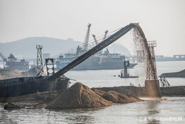 清洗砂石物料时，如何选择沙场洗沙机设备？这两款千万不要错过！(图1)
