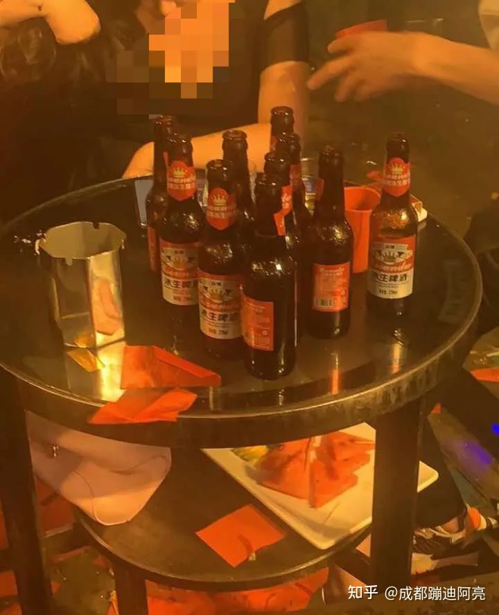 请问第一次去酒吧蹦迪的流程？还有散台卡座之类的是什么意思？(图1)