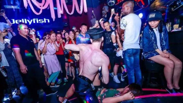 Gay吧男舞者被捡尸，年仅20惨遭性瘾男凌辱，一夜用掉30+避孕套那些酒吧gay吧你不知道的事儿(图1)