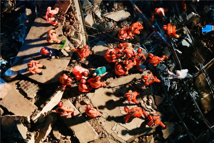 福建泉州楼体坍塌事故已救出43人(图2)