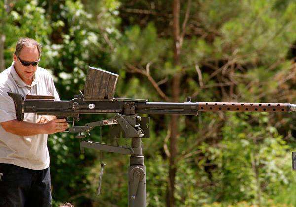 世界怪异枪械：第4把最凶悍，子弹飞了5000米还能击倒水牛(图3)