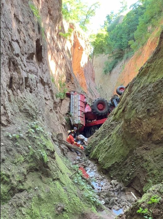 太吓人！一男子驾驶收割机跌入50米深沟……(图2)
