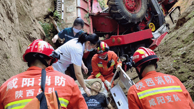 太吓人！一男子驾驶收割机跌入50米深沟……(图5)