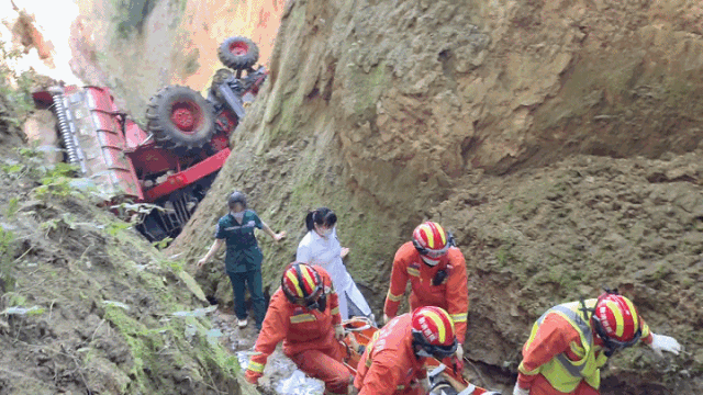 太吓人！一男子驾驶收割机跌入50米深沟……(图6)