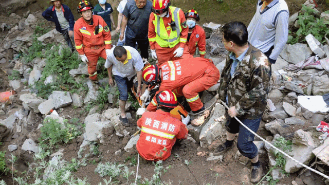 太吓人！一男子驾驶收割机跌入50米深沟……(图7)