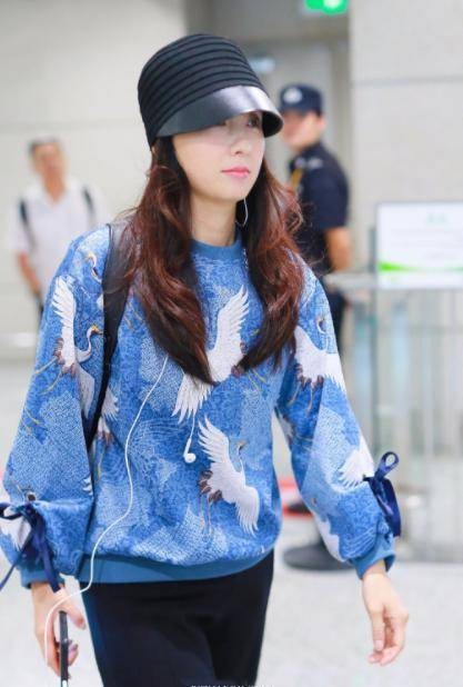 陶虹的私服穿搭太潮了！仙鹤卫衣配阔腿裤走机场，看起来像00后(图1)