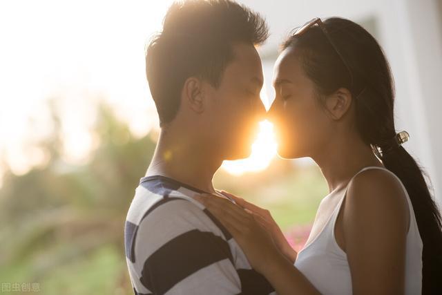 女生有这些行为，就算跟你接过吻，也只是玩玩而已(图1)