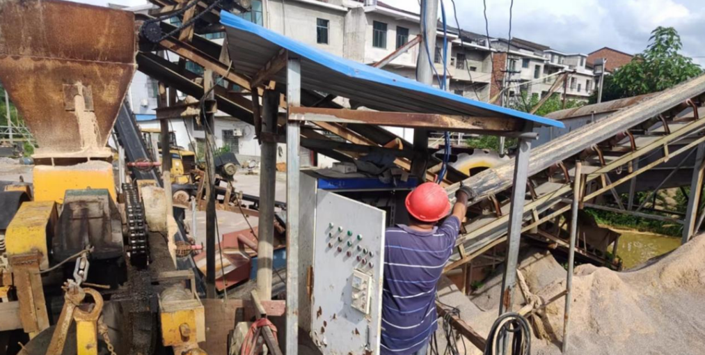 【利剑行动】双峰重拳出击拆除两处非法洗砂场(图1)