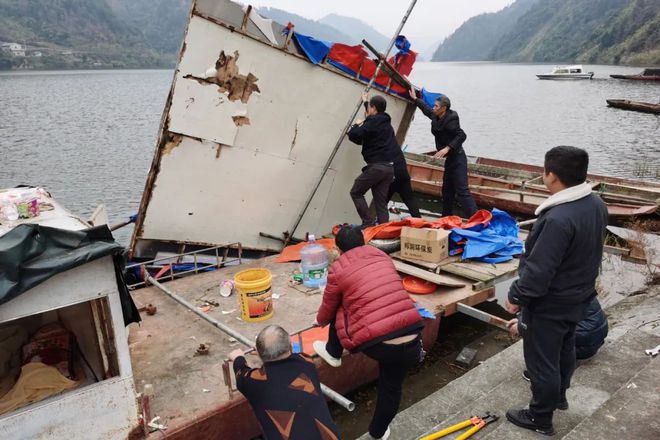 黔东南这个县依法销毁2艘违规渔船！(图2)