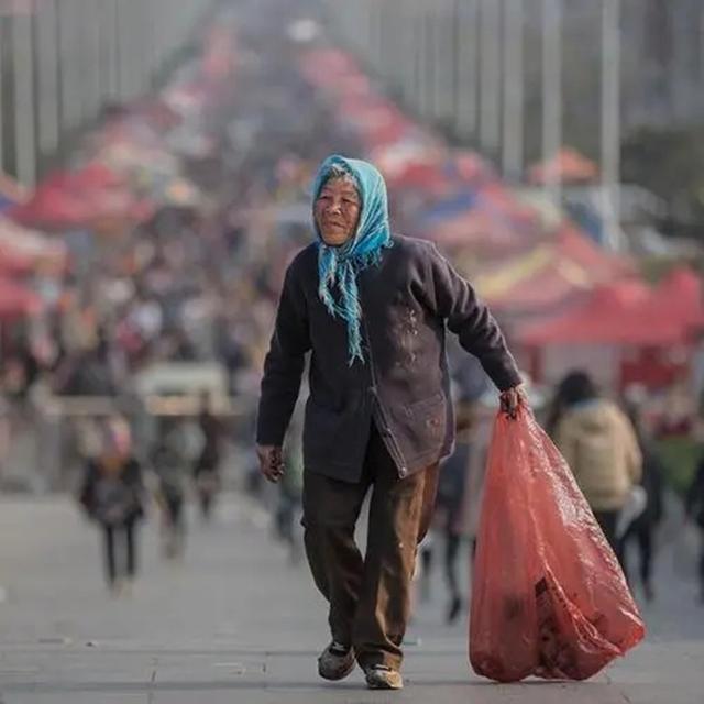 好心人废品站老板，用3毛钱回收废铁，用水清洗后价值260万(图8)