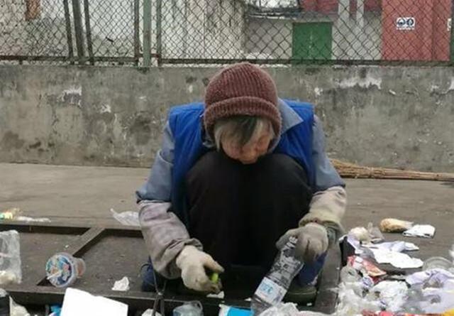 好心人废品站老板，用3毛钱回收废铁，用水清洗后价值260万(图6)