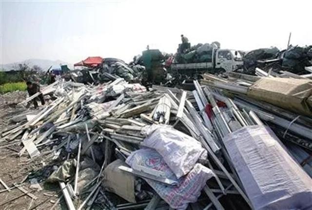 好心人废品站老板，用3毛钱回收废铁，用水清洗后价值260万(图10)