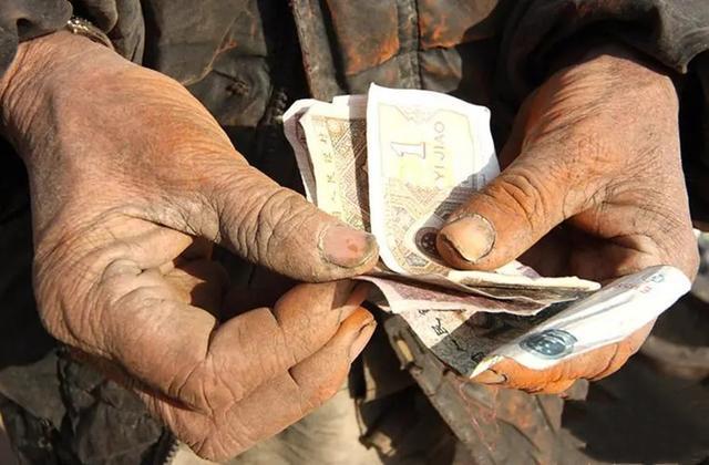 好心人废品站老板，用3毛钱回收废铁，用水清洗后价值260万(图11)