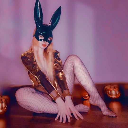 英国女大学生网上卖自己的二手内衣，月入过万，男友嫉妒但很支持(图2)