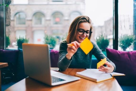 英国女大学生网上卖自己的二手内衣，月入过万，男友嫉妒但很支持(图4)