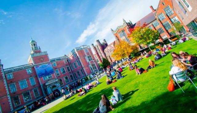 英国女大学生网上卖自己的二手内衣，月入过万，男友嫉妒但很支持(图1)