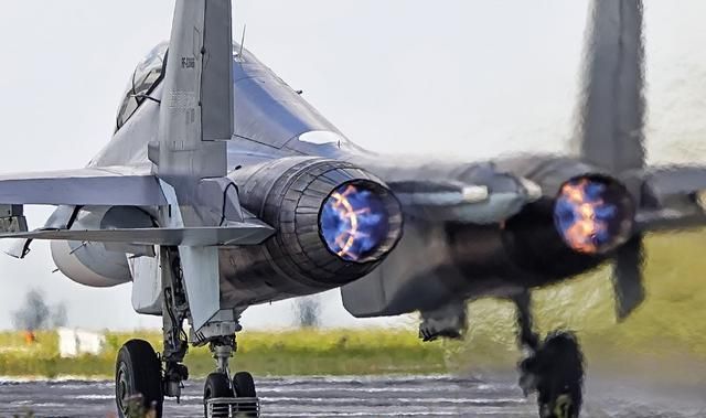 美国曾经遭受硬核回击，1吨燃油当头倾倒，军方：再不走就引爆(图5)