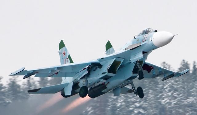 美国曾经遭受硬核回击，1吨燃油当头倾倒，军方：再不走就引爆(图6)